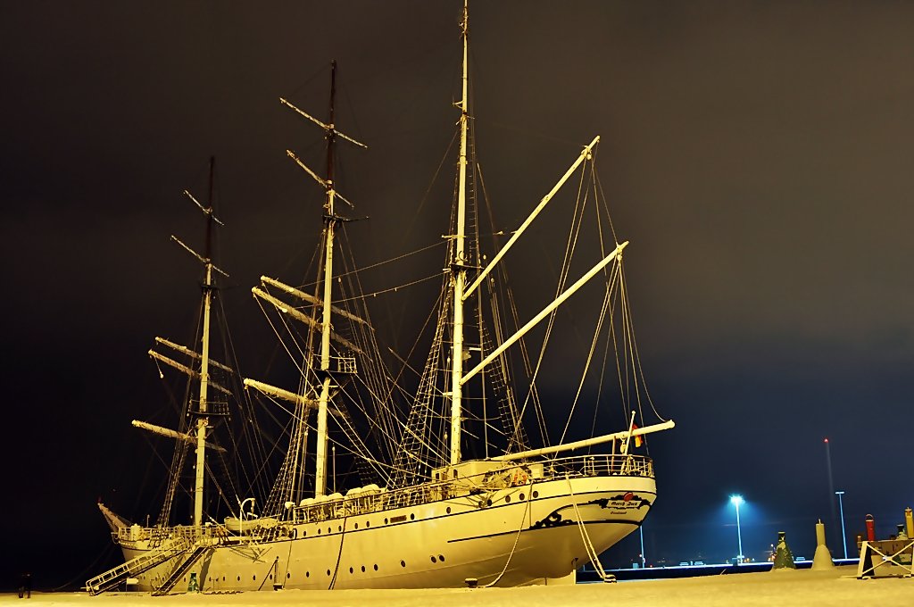 wie ein Geisterschiff liegt die Gorch Fock I im Stralsunder Stadthafen, 07.01.2010