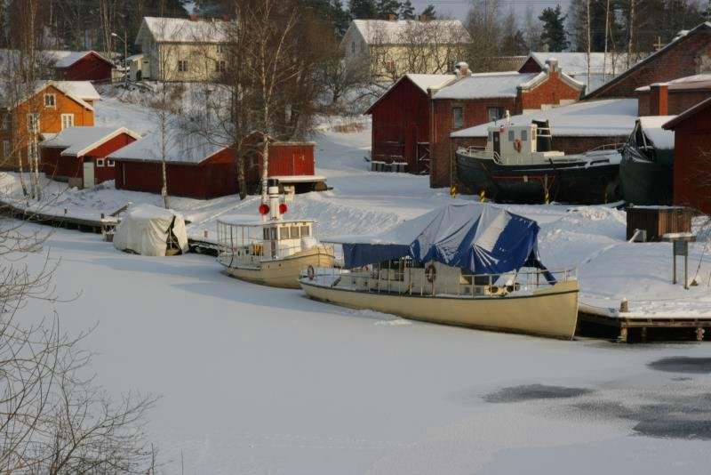 Wie Spielzeugschiffe liegen die einfrorenen Dampfschiffe am Kai von rje; 31.01.2010