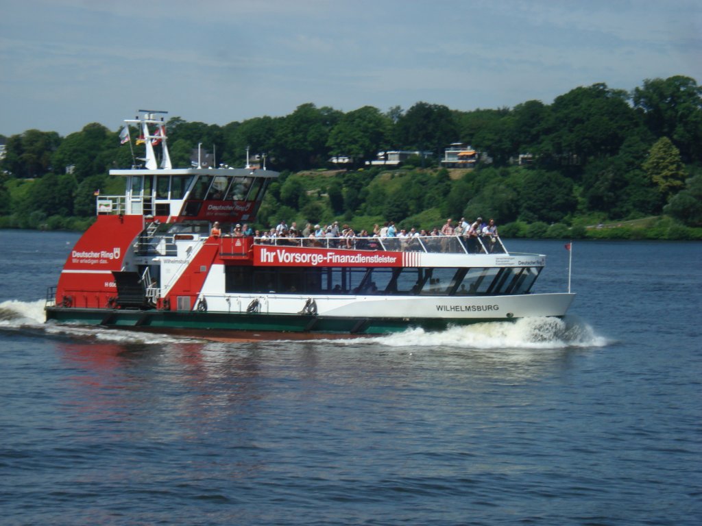 WILHELMSBURG am 8.7.2010 auf Linie 62 auf der Elbe vor dem Anleger Bubendey-Ufer in Richtung Landungsbrcken / HADAG-Fhrschiff Typ 2000 (Bgeleisen)