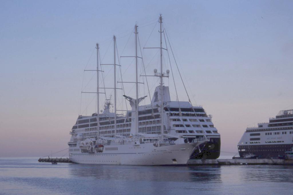 Wind Spirit Kreuzfahrtschiff fr besonders 
zahlungskrftige Gste
hier im Hafen Kusadasi /Trkei am 28.09.1998