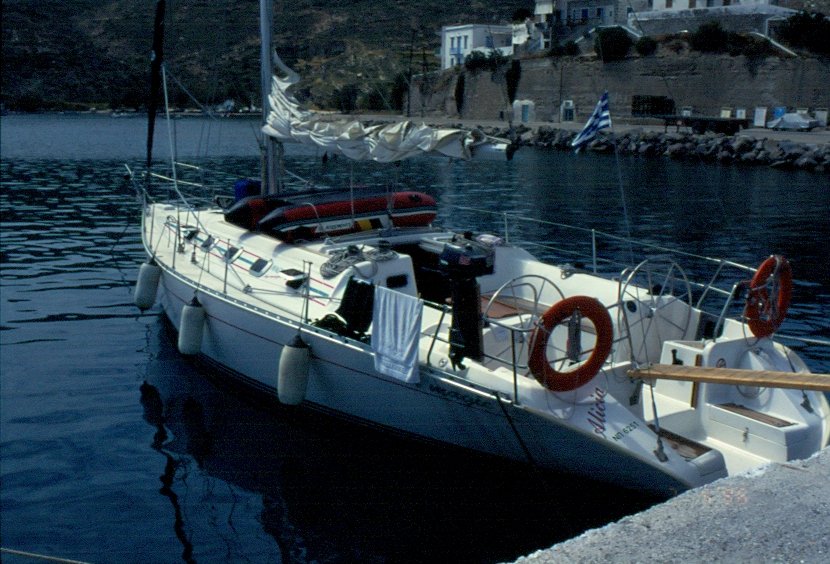 Wir haben in Folegandros, einer kleinen griechischen Kykladeninsel angelegt, um hier zu bernachten. Mai 1996