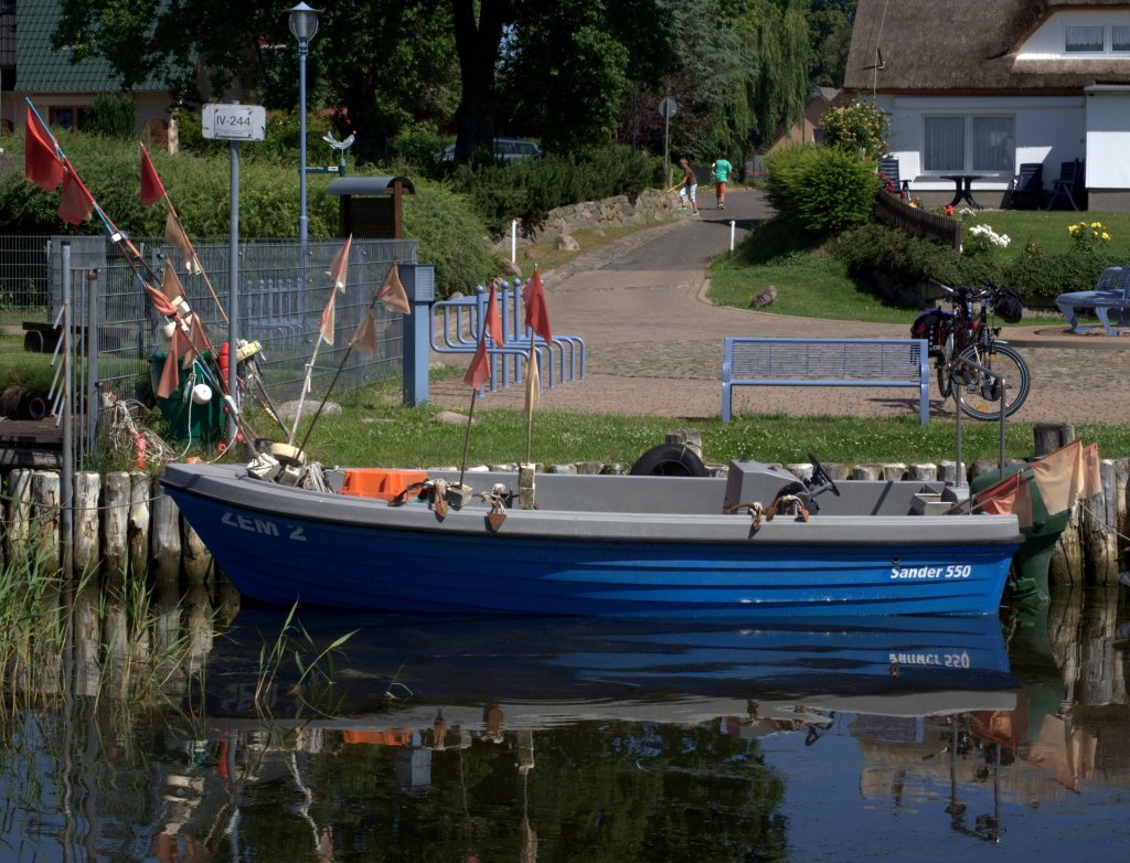 Wohl eines der kleinsten Fischereifahrzeuge im Hafen von Zempin am Achterwasser. 02.07.2012  gegen 11.07 Uhr aufgenommen (das nicht unbedingt zum Bild passende Tandem gehrt dem Fotografen)