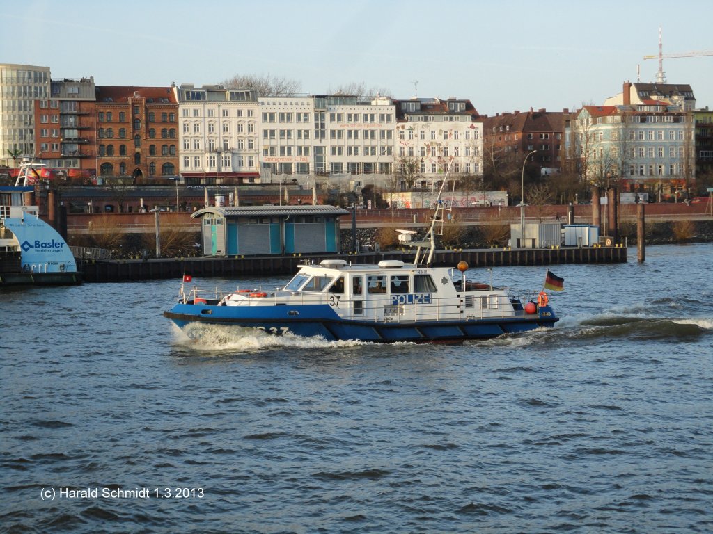 WS 37 AMERIKAHFT (H 3478) 002 am 1.3.2013, Hamburg, Elbe Hhe St. Pauli Fischmarkt /
Schweres Hafenstreifenboot, Polizei Hamburg / La 17,65 m, B 4,9 m, Tg 1,61 m / 2 MAN-Diesel, 420 kW / 2008 bei Barthel Werft, Derben, Sachsen-Anhalt /
