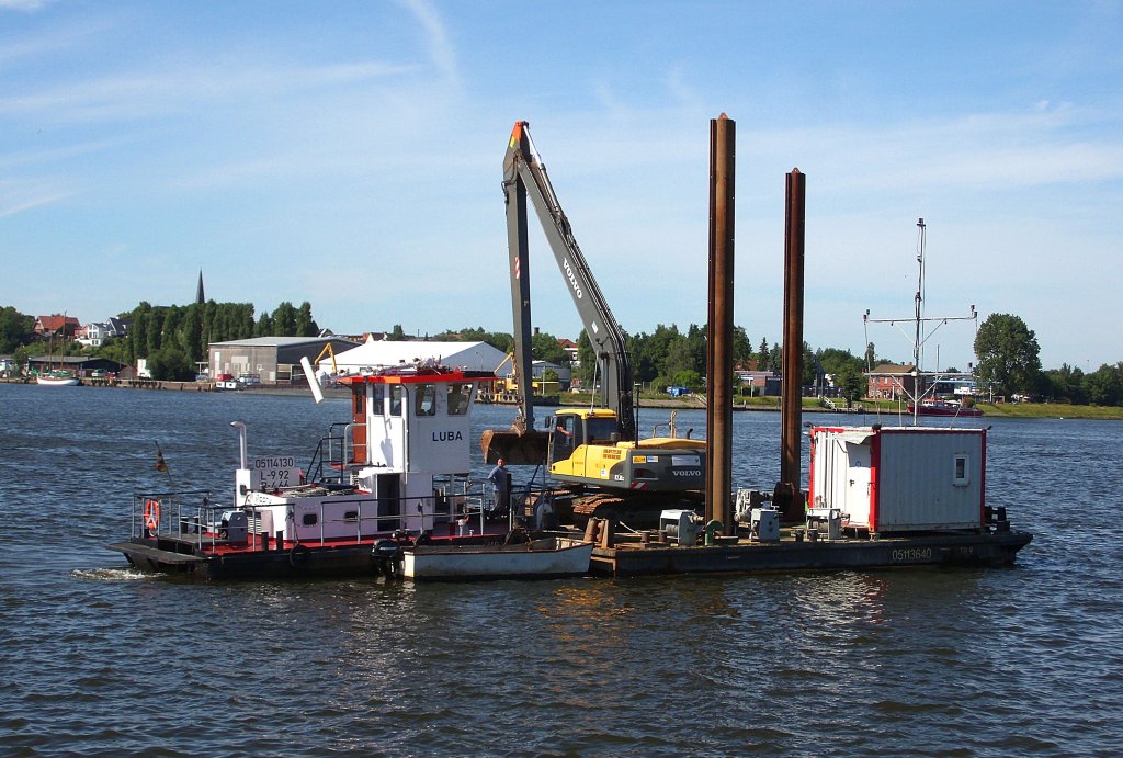 WSA Arbetsschiff LUBA ENI 05114130, mit Baggerponton ENI 05113640 beim Baggern in der Herrenwyker Enge beim Lehmannkai 3...
Aufgenommen: 2.7.2012