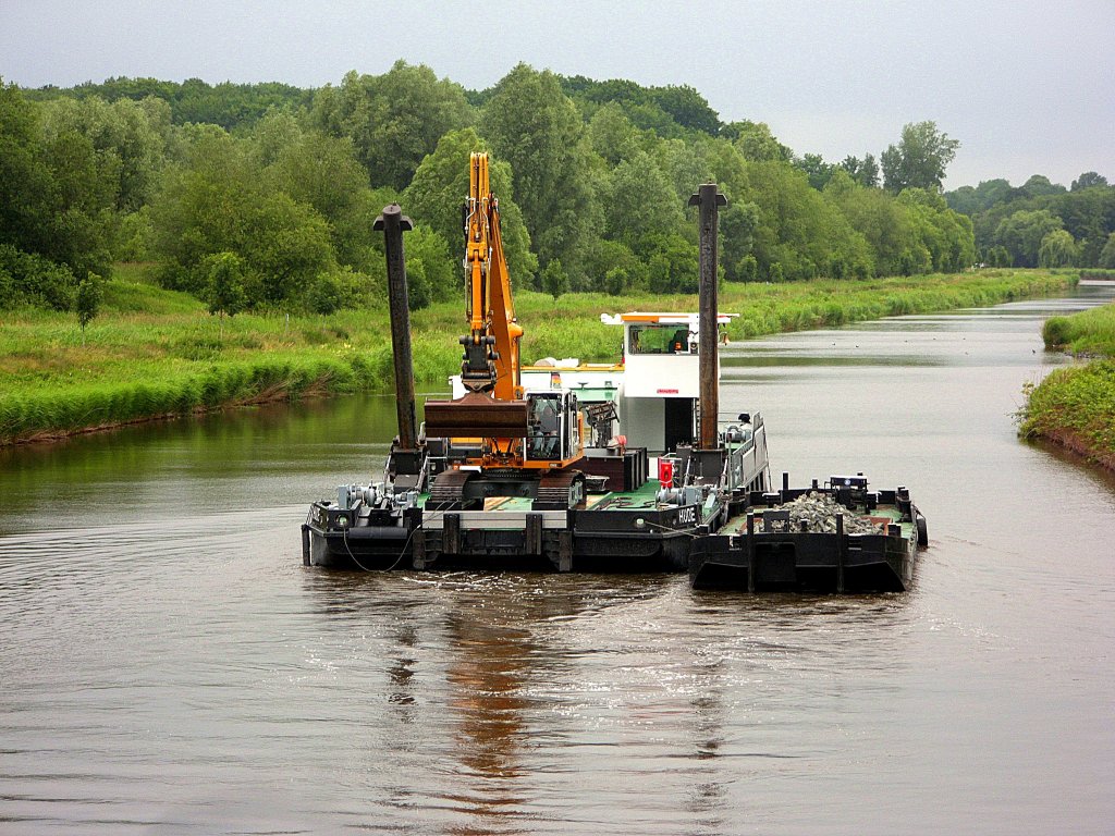 WSA-Schiff HUDE ENI 05041670 fhrt die Stelzen und die Baggerschaufel nach der Brckendurchfahrt wieder hoch...  Aufgenommen: 26.6.2012