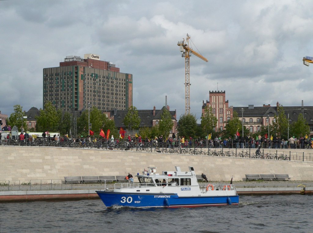 WSP 30  Sturmmve  patrouilliert auf der Spree wegen der Anti-Atomkraft-Demonstration am 18.9.2010