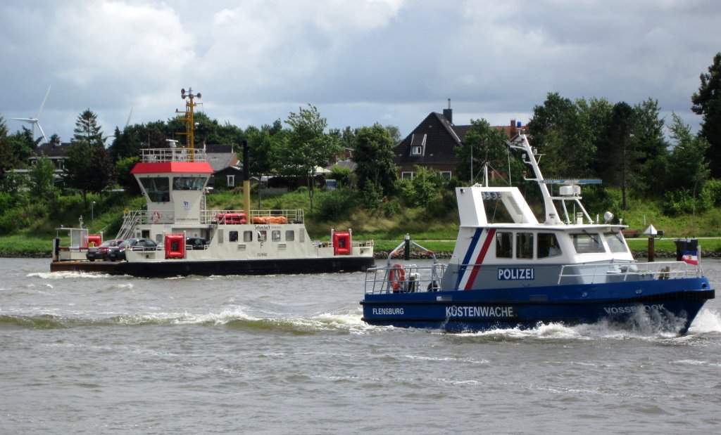 WSP Vossbrook an der NOK-Fhre Sehestedt fhrt einem Schiffs-Konvoi Ri. Rendsburg hinterher. 20.07.2012