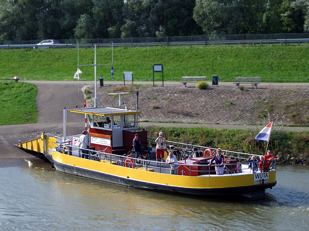 WUTA(Abkrzung von Wacht Uw Tijd Af -  Warten Sie ihre Zeit ab ) bringt Personen u. ggf. deren Zweirdern bei Rheden ber die Ijssel;100906_ 