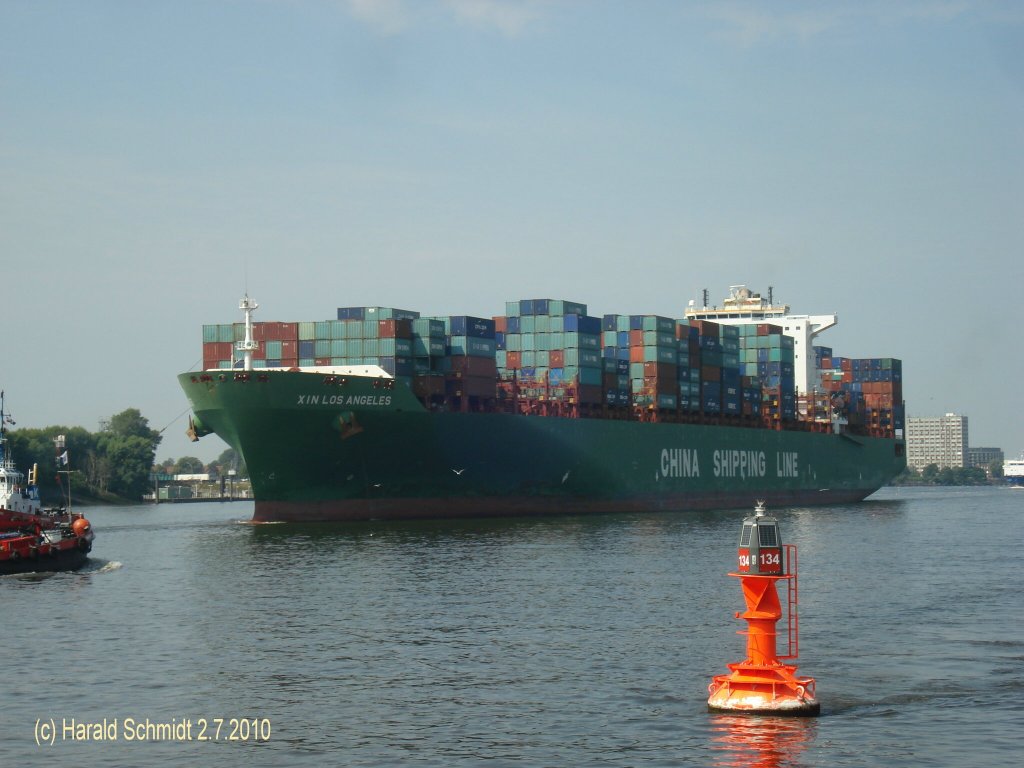 XIN LOS ANGELES   IMO 9307217 am 2.7.2010 einlaufend Hamburg auf Hhe velgnne /
La 336,67m, Ba 45,6m, Tg.15m / GT 108.069 / 9.572 TEU, 700 Khlanschlsse / Indienst. 06/2006 / MAN B&W 12K98MC–C, 25,2kn / Flagge: Hong Kong
