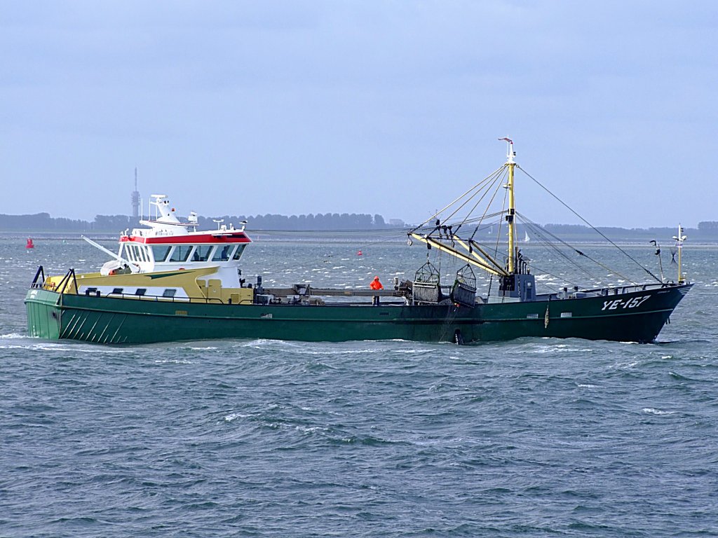 YE157-Cornelia(IMO:9168001; L=41; B=9mtr; Baujahr 1998) holt im Veerse Meer seine gefllten Netze ein;110929