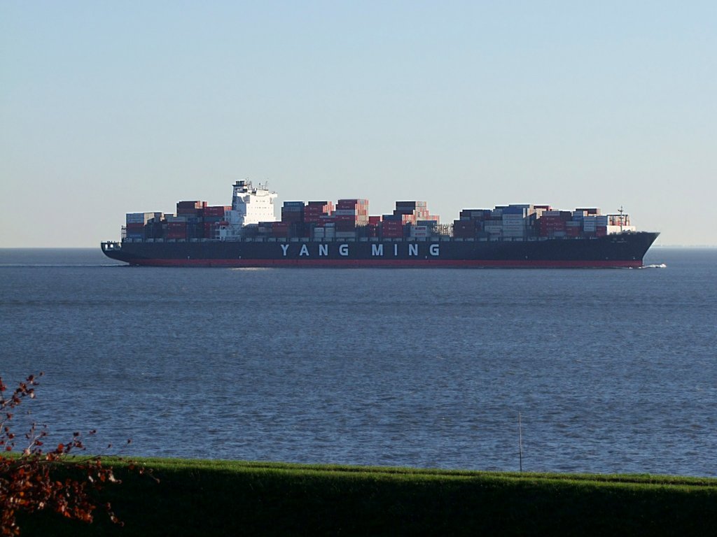 YM-Uberty(IMO-9337444;L=332;B=42mtr.) hat gegen 7:30 die Gewsser der Elbe bei Cuxhaven erreicht;090901