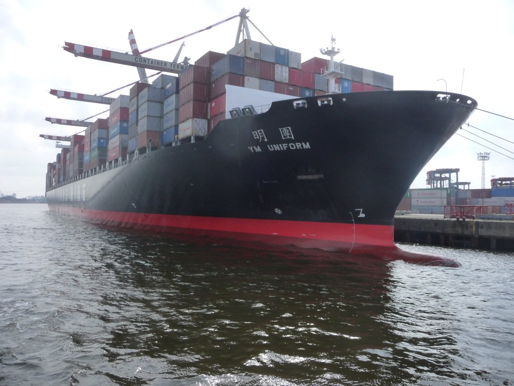 YM Uniform beim beladen in Hamburg am 29-03-2010.Ladekapazitt 8200 TEU.