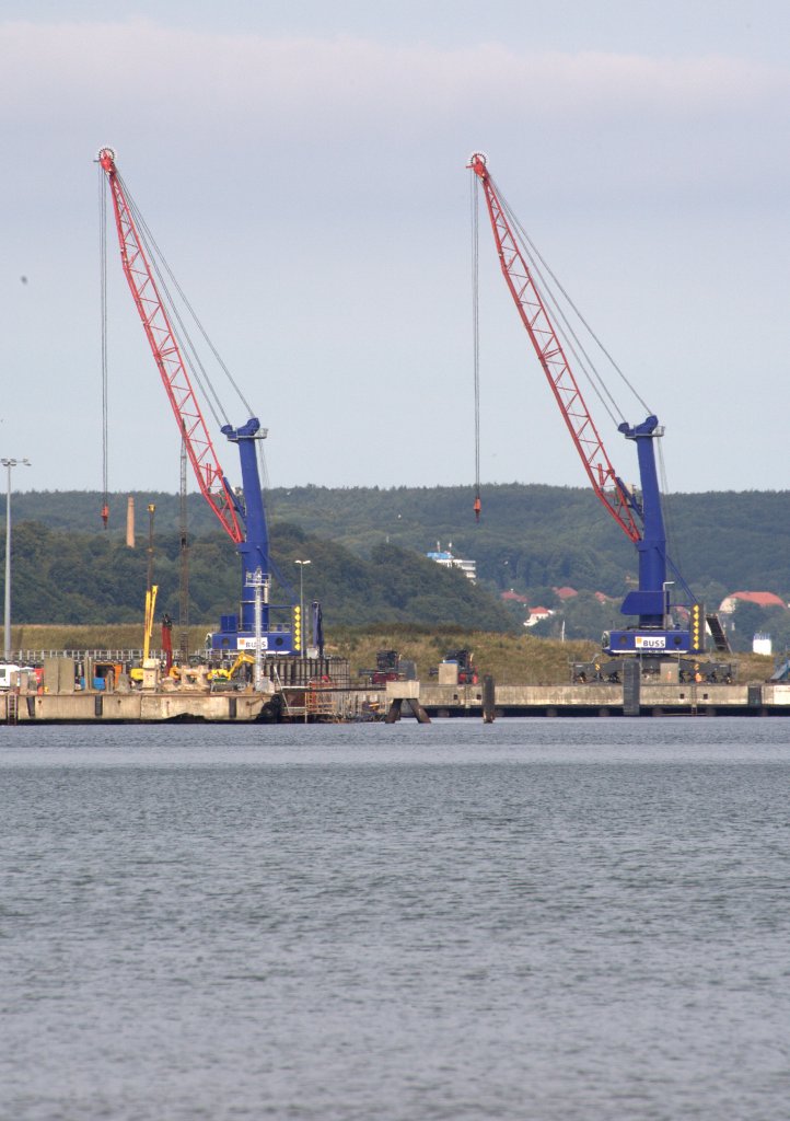 Zhlt Mukrahn nun zu den greren oder kleineren Hfen, oder ist es enfach nur ein Fhrhafen. Auf alle Flle gibt es auch einen Kai mit 2 modernen Krnen.
Nach dem Bad  in der Ostsee mit dem Tele vom Strand Mukrahn aus aufgenommen.  21.08.12  gegen 15:44 Uhr