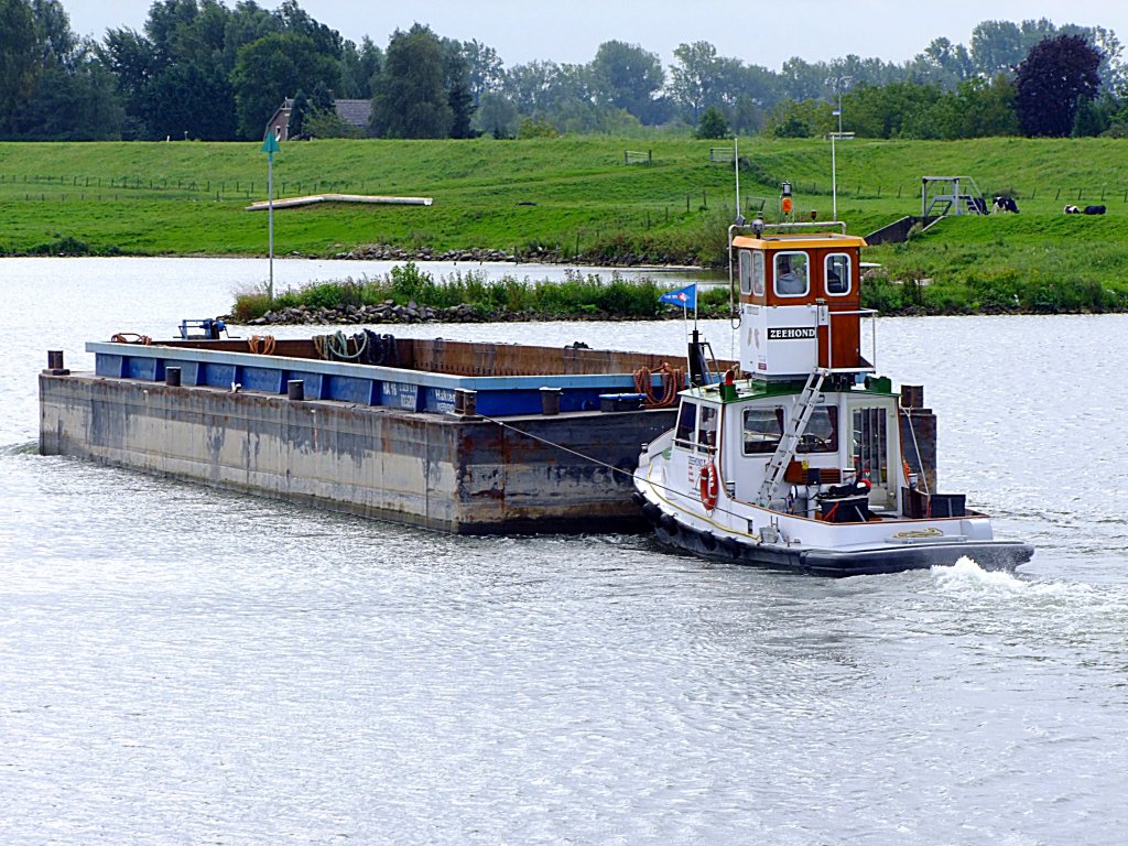 ZEEHOND(02312237; L=12,6; B=3,7mtr;) schiebt mit seinen 320PS den leeren Schubleichter (HA16; 02320049)den Niederrhein bei Elst Stromabwrts;110905