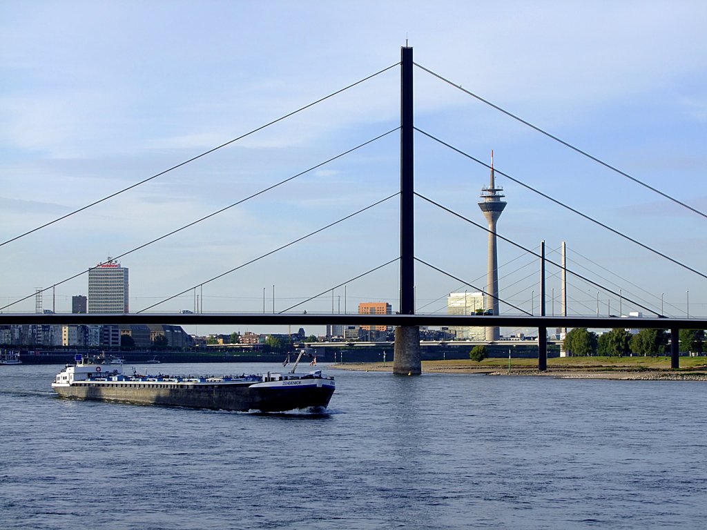 ZEHDENICK(ENI06003632; L=110; B=9,5mtr; 2000t; Bj.1962) befindet sich Frhmorgens bei Dsseldorf Rheinabwrts; 110906