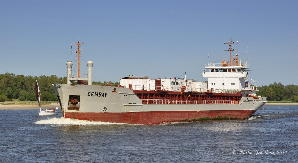 Zement-Frachter  Cembay  am 1.05.2005 auf der Weser vor Bremen. L:89m / B:14m / Tg:6,3m / Bj:1997 / 3017 GT / IMO 9183465 / Flagge Zypern