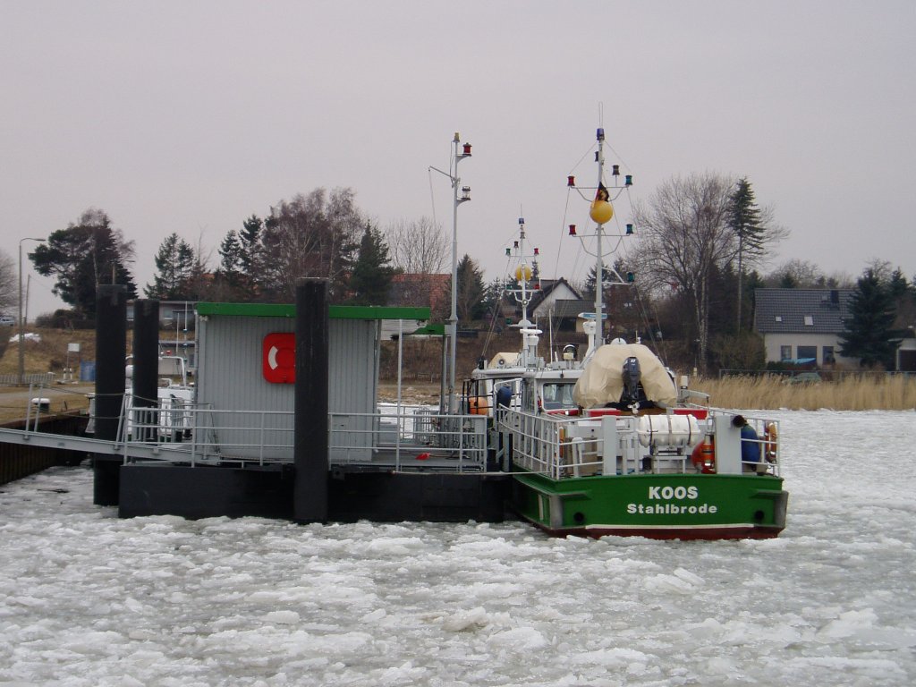 Zollboot Koos im Winter 2009/2010 am Heimatliegeplatz im Hafen Stahlbrode