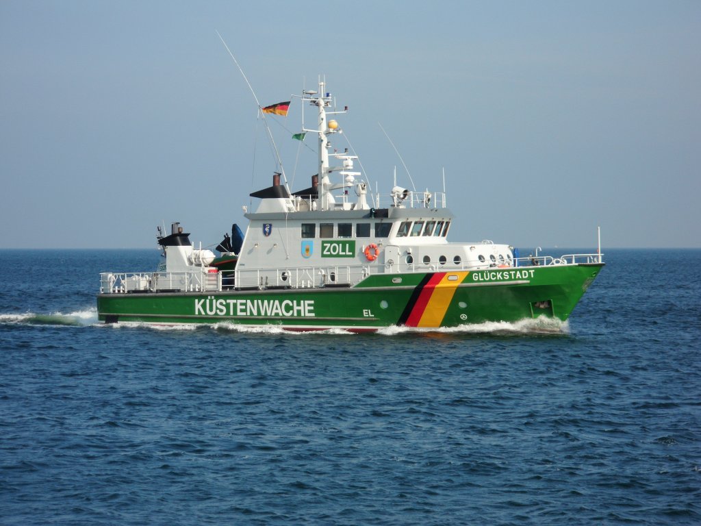 Zollschiff Glcksstadt im Oktober in Warnemnde.