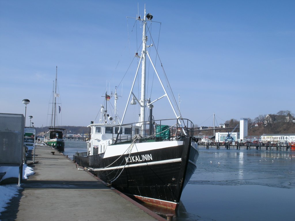Zu den bekanntesten Ausflugsschiffen im Sassnitzer Hafen zhlt die  M.J.KALININ ,die am 16.Mrz 2013 noch im Heimathafen lag.