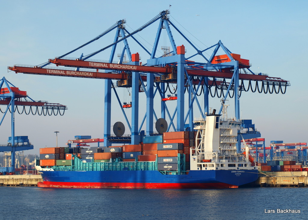 Zu sehen ist die ANNA SIERKKA beim Bunkern am Containerterminal Burchardkai in Hamburg-Waltershof am 4.12.10.