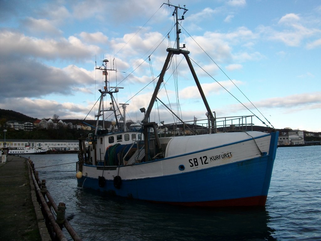 Zu den wenigen Fischkuttern die im Hafen von Sassnitz noch fest machen zhlt SB 12  KURFRST .Am 06.November 2010 war der Kutter beim Anlegen im Sassnitzer Hafen.