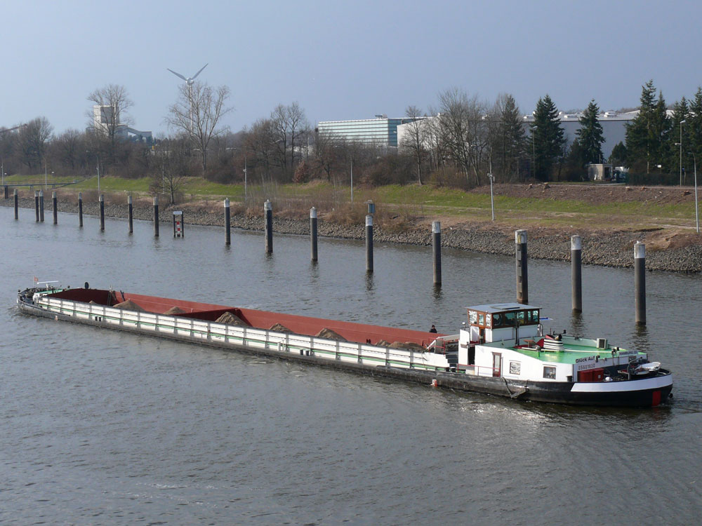 Zuerst in die Schleuse rein und zuletzt raus: das mit Kies beladene Frachtschiff Glck Auf, Hamburg (ENI: 05601630), im unteren Schleusenkanal Geesthacht die Elbe zu Tal; 21.03.2011
