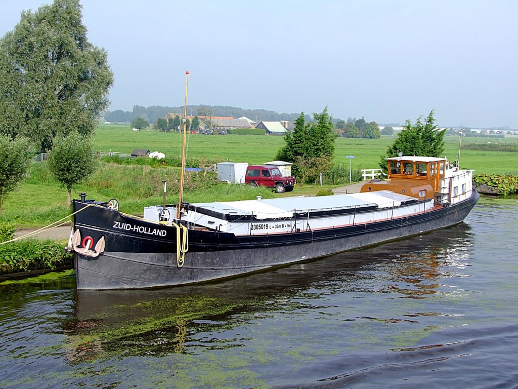 ZUID-HOLLAND(2305019; L=36; B=5mtr; 141PS;Baujahr 1913)hat bei Alphen aan den Rijn festgemacht;110903