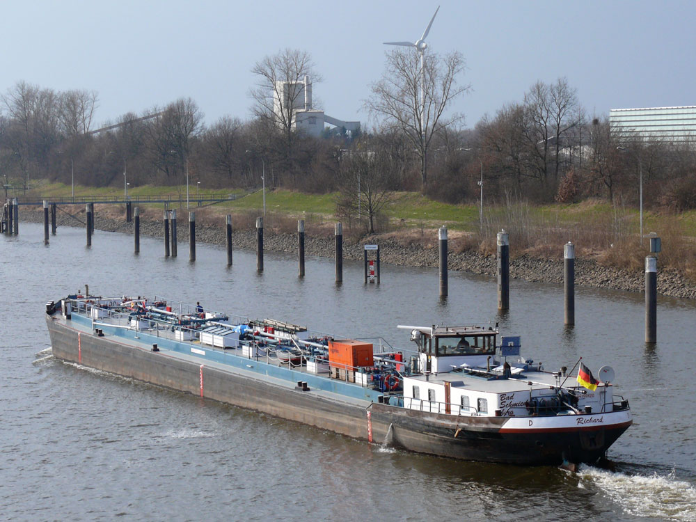 Zuletzt in die Schleuse rein und zuerst raus: TMS RICHARD, Bad Schmiedeberg (ENI: 04300620, L=80m, B=8,2m, T=112,9), im unteren Schleusenkanal Geesthacht die Elbe zu Tal in Richtung Hamburg; 21.03.2011
