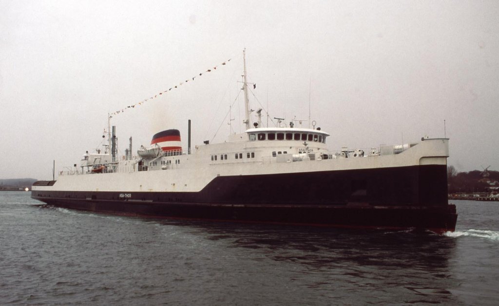 Zum letzten Mal läuft die Güterfähre  Asa-Thor  am 05.04.1997 in den Fährhafen von Nyborg ein. Das Schiff wurde im selben Jahr in Indien am Strand verschrottet.
