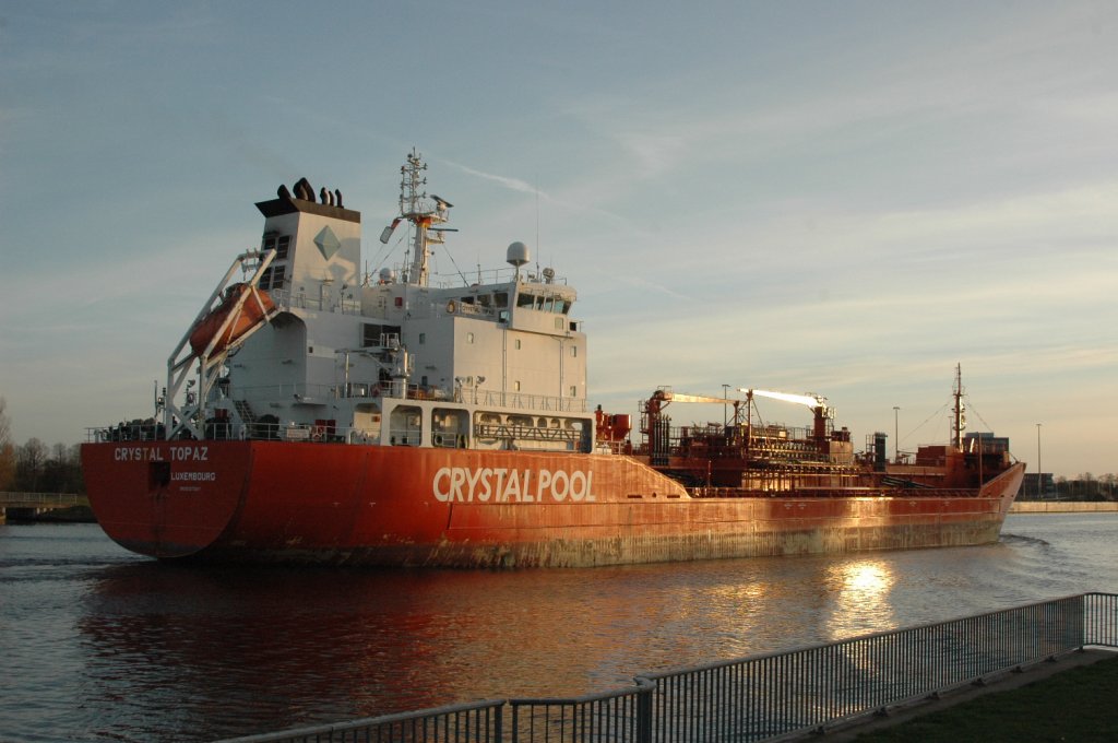 Zur Abenddämmerung  der Tanker Chrytal TOPAZ  (IMO: 9327047) auf dem NOK bei Rendsburg, aufgenommen am 11.04.2011. Heimathafen Luxemburg.