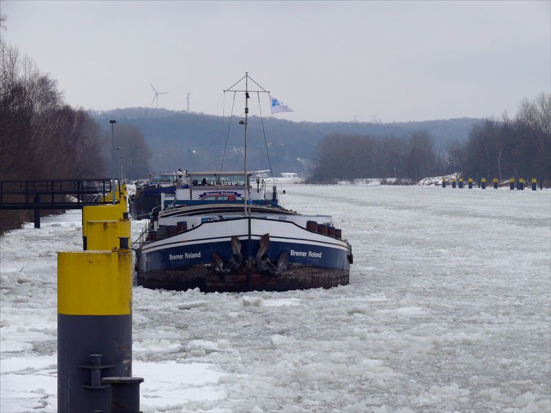 Zwangspause im Eis der Elbe (1):  Bremer Roland , Magdeburg (04603230) auf dem oberen Schleusenkanal in Geesthacht; 08.02.2010

