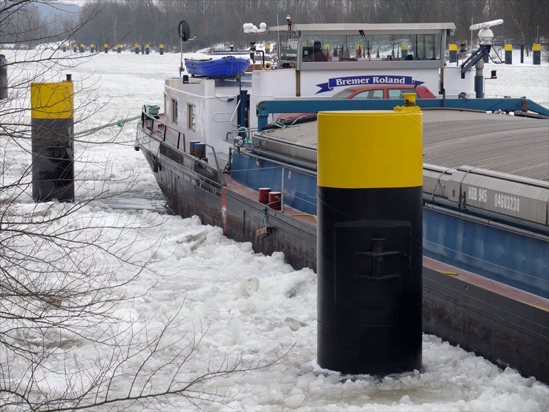 Zwangspause im Eis der Elbe (2):  Bremer Roland , Magdeburg (04603230) auf dem oberen Schleusenkanal in Geesthacht; 08.02.2010
