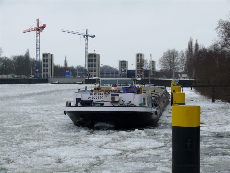 Zwangspause im Eis der Elbe (3):  Bremer Roland , Magdeburg (04603230) auf dem oberen Schleusenkanal in Geesthacht; 08.02.2010
