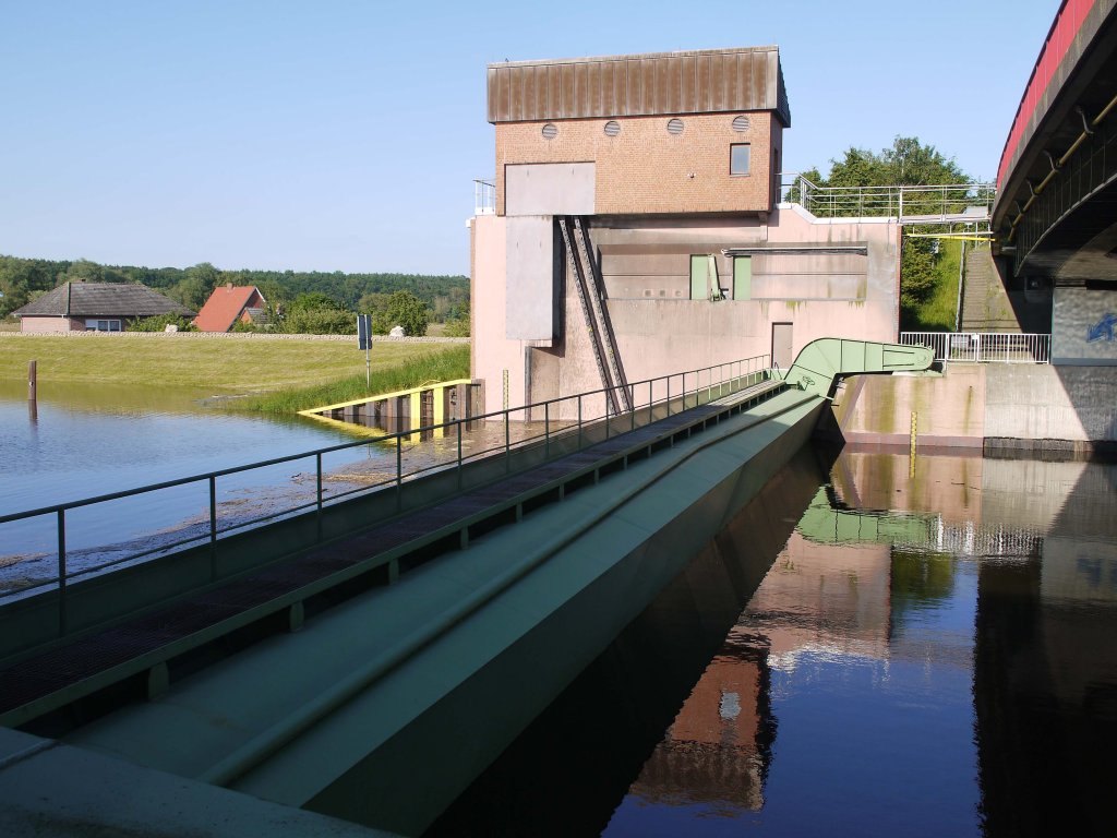 Zwar ist das Hochwassersperrtor in Artlenburg geschlossen, aber viel Luft nach oben ist schon jetzt nicht mehr - und der Scheitel des Hochwassers wird erst in drei Tagen erwartet. (links im Bild die Elbe, rechts der ESK); 09.06.2013