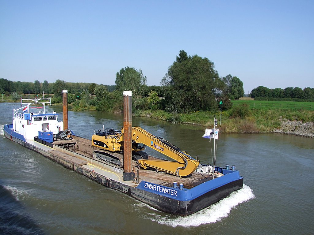 ZWARTEWATER sowie der mitgefhrte Caterpillar-Bagger suchen auf der Ijssel-Nhe Zuthpen nach Arbeit;100906