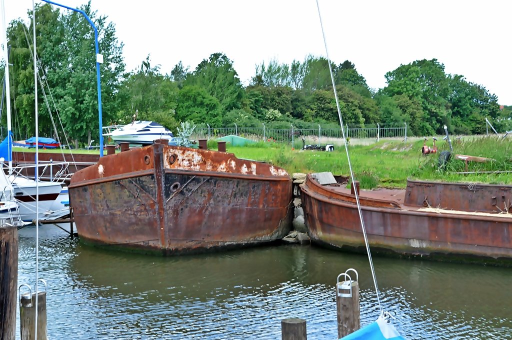 zwei alte Schuten bilden seit Jahren, es knnen wohl ber 30 sein, die Hafenbegrenzung im Andershofer Anglerhafen, 16.06.09