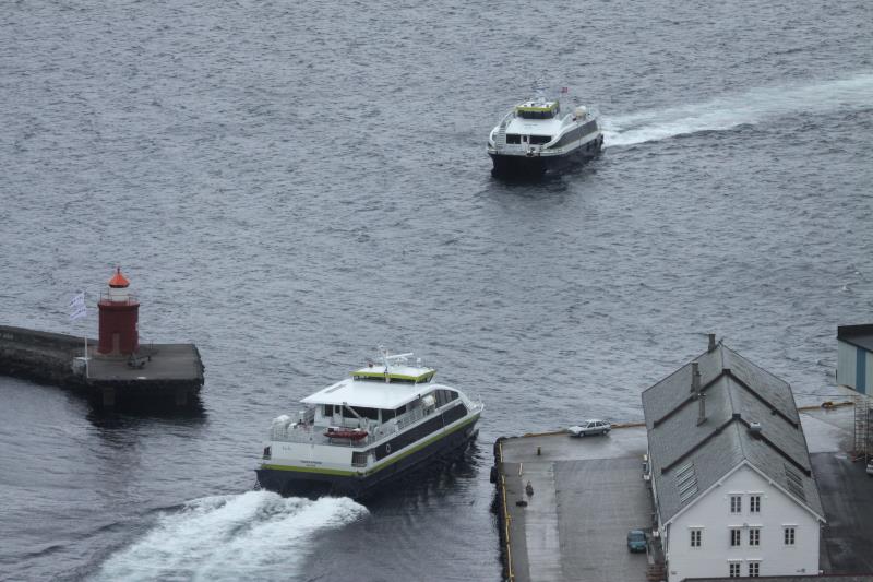 Zwei Hurtigbte begegnen sich an der Hafeneinfahrt von lesund; 27.05.2011