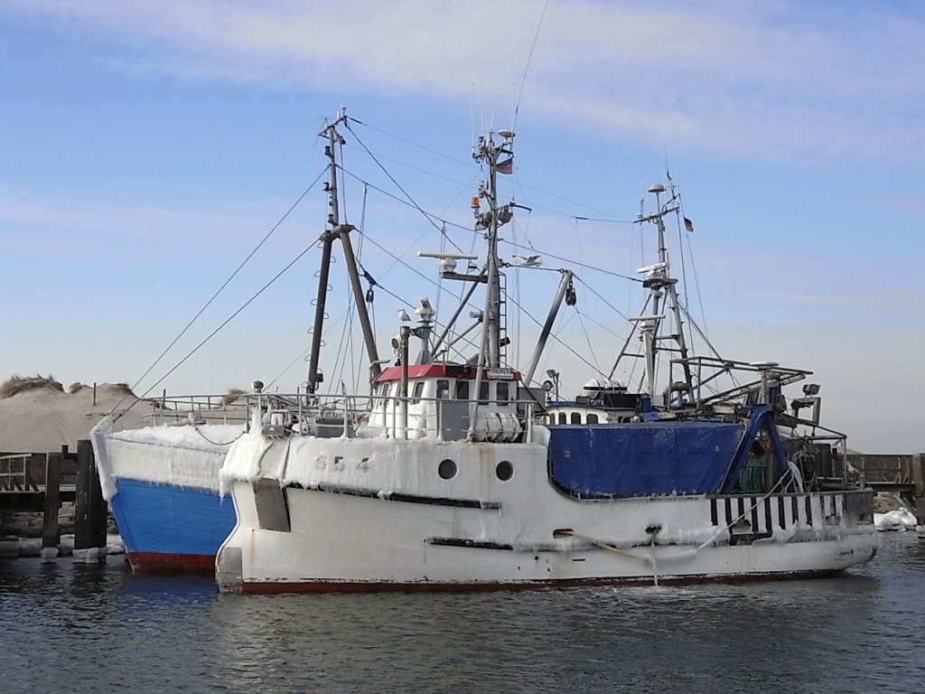 Zwei leicht vereiste Fischkutter im  Pckchen  liegend im Alten Strom in Warnemnde. Eingelaufen zum Zwischenstopp im schnen Seebad bevor es wieder auf See zum Fischen raus geht.
