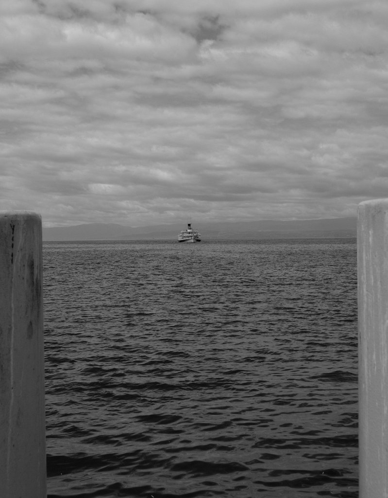 Zwischen Himmel und Erde, ganz klein ist das Dampfschiff Vevey in Sicht.
(31.02.2010) 