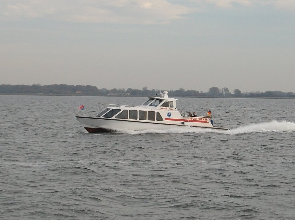 Zwischen Rgen und Hiddensee unterwegs am 30.Oktober 2010 das Wassertaxi  STRTEBEKER .