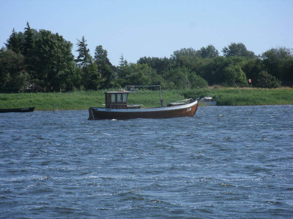 Zwischen Rgen und Ummanz lag Dieser Fischkutter am 21.Juli 2013.