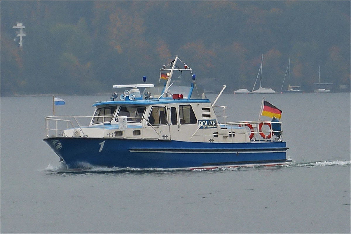  . Polizeiboot auf dem Starnbergersee kehrt von der Kontrolfahrt an ihren Liegeplatz zurück.  10.10.2015