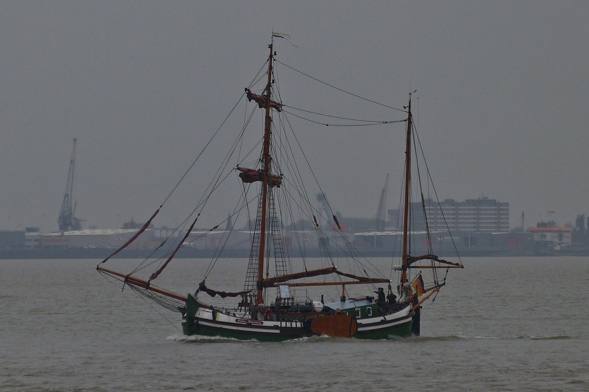 . 2 Mast Segelschiff  Gesine von Papenburg  auf der Ems bei Emden unterwegs. Schiffsdaten: MMSI 211279790 ; Bj 1985, L 28,70 m ; B 5,40 m ; Segelflche 220 m; Antrieb 6 Zyl Dieselmotor, Schiffstyp Frisische Smack. 08.10.2014