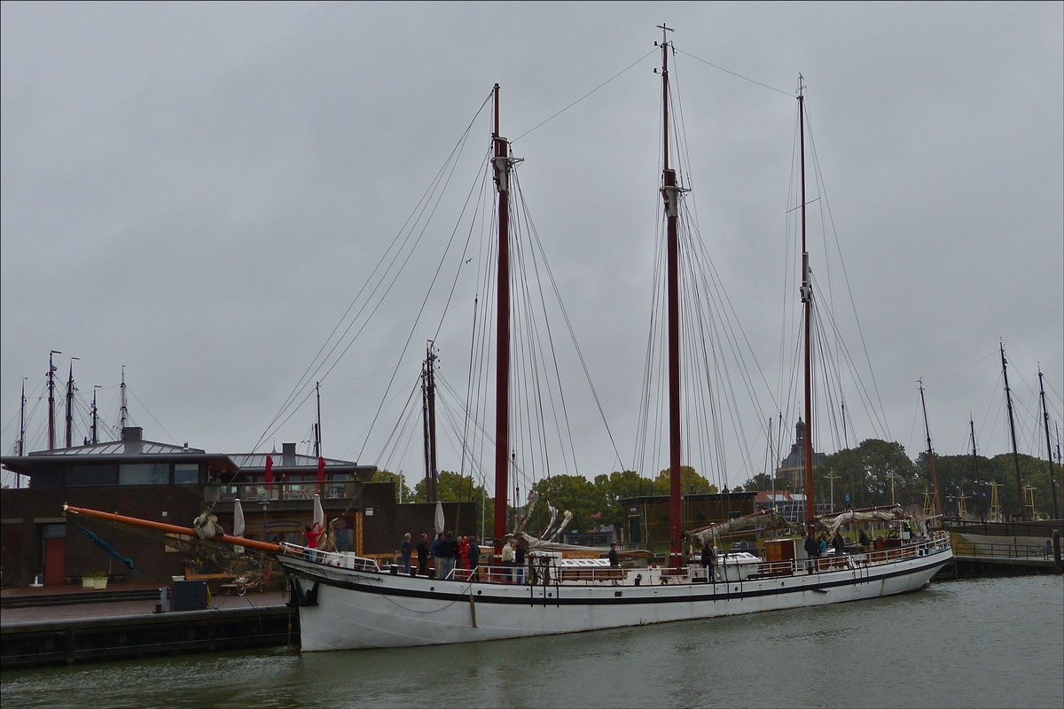 . 3 Mast Segelschiff „Sanne – Sophia“, L 53 m; B 7 m; Segelfläche 500 m²; kann  bei Tagesausflügen bis zu 150 Personen aufnehmen,  ist gerade dabei im Hafen von Enkhuizen abzulegen.  30.09.2016