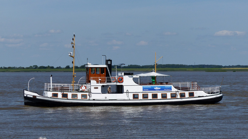  „Lühe“ .Historische Schiff. Ein ehemaliges Fährschiff.
Vor Grünendeich auf der Elbe am 01.08.2015
Länge: 26,64 Meter
Breite: 5,19 Meter
Tiefgang: 1,50 Meter
Leistung: 200 PS
Fahrt: 8,5 Knoten
Baujahr: 1927
bis zu 100 Fahrgäste.