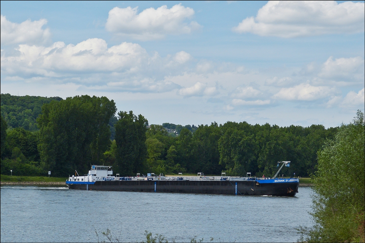 . Als das Tankschiff  EILTANK 21  oberhalb von Lahnstein Flußabwärts an mir vorbei war setzt es auf dem Rhein zu einem Wendemanöver an um dann.... 27.05.2014 