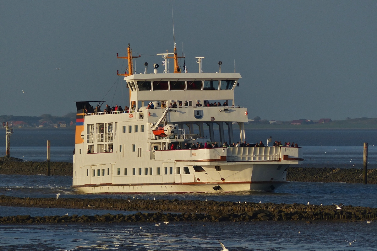 . Am 09.10.2014 hat der Kapitän der Frisia I, bei Niedrigwasser etwas Mühe die Fahrrinne beim Einfahren in den Hafen von Norreich zu halten   