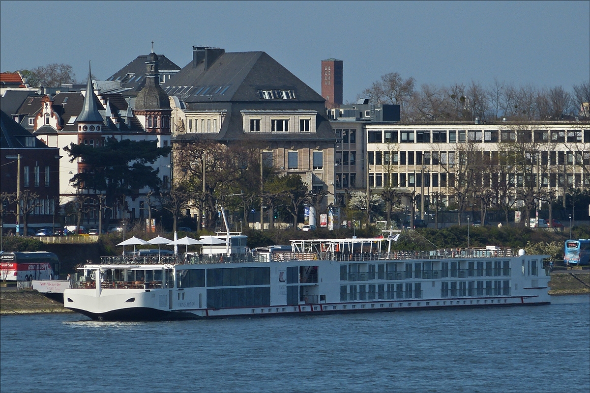 . Am Kai in Köln hat das Hotelschiff  Viking Alsvin  angelegt; Schiffsdaten: ENI 07001989; Bj 2014; L 135 m; B 11,45 m; kann 190 Passagiere aufnehmen.  11.04.2016