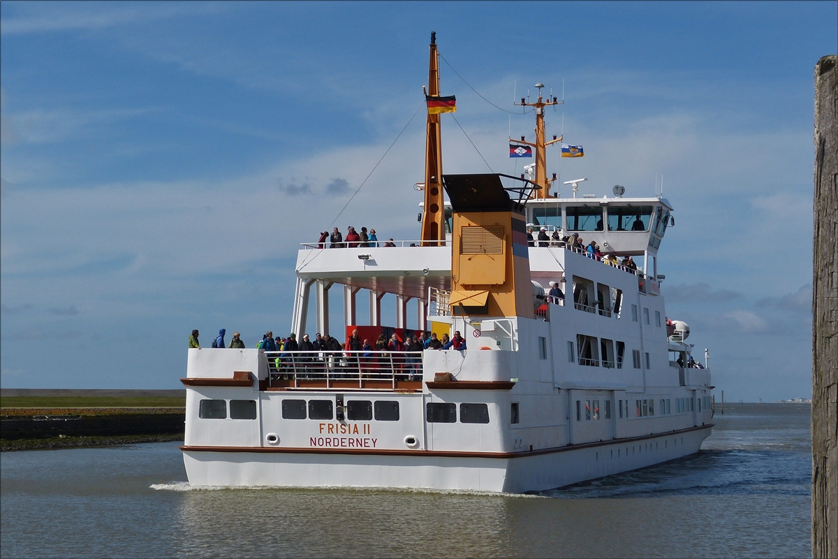 . Auto- und Passagierfähre FRISIA II IMO-Nr. 7723974 fährt in den Hafen von Norddeich-Mole ein. Schiffsdaten Bj 1978; Bauwerft: Meyer Werft in Papenburg; L 63,30 m; B 12,50m; Tiefgang max 1,25 m; Maschinenleistung 1600 kW; Ladekapazität 55 PKW und 1355 Passagiere.  30.04.2016