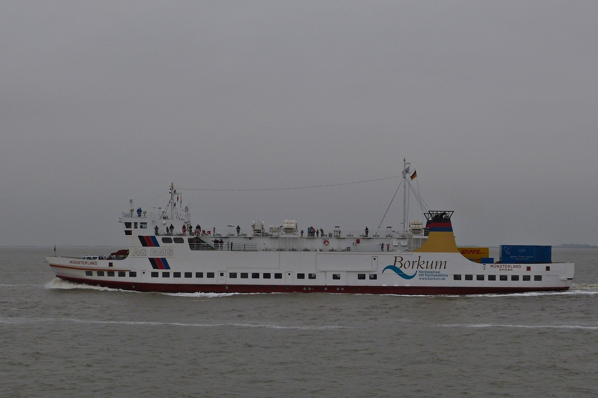 . Autofähre Münsterland auf der Fahrt von Emden Außenhafen zur Insel Borkum, Schiffsdaten: IMO-Nr.  8601989; Bj 1985; gebaut von der Jansen Werft in Leer; Eigner AG Ems; L 78,38 m; B 12 m;  Tg max 2,60 m; Motorenleistung 1912 kW (2600 PS); Geschw. : 15,5 kn (29 km/h); kann 70 PKW und 1200 Personen aufnehmen.  08.10.2014